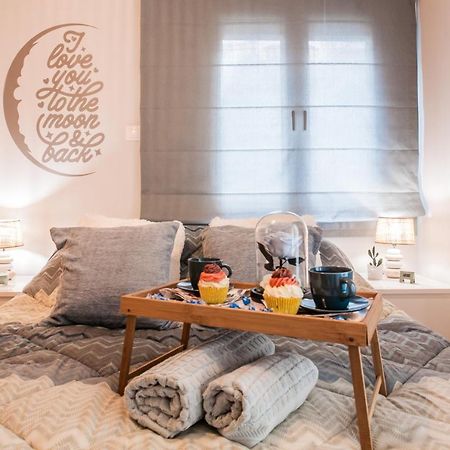 Luxury Seaside Apartment Next To Starbucks Opossite The Beach Park Of Flisvos アテネ エクステリア 写真